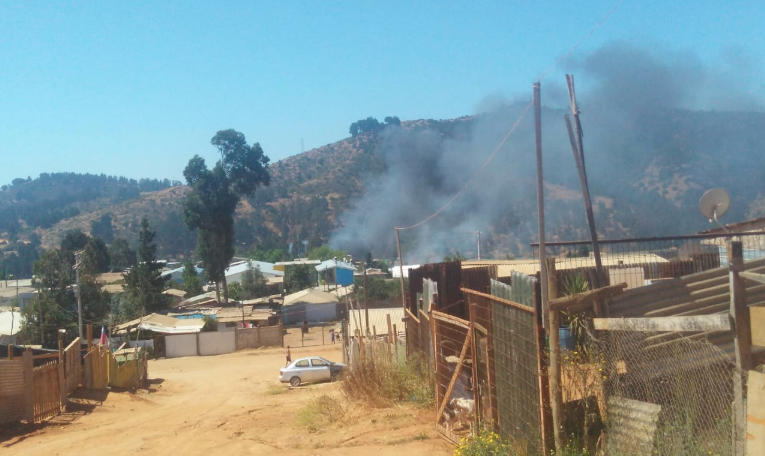 Incendio forestal en Reñaca Alto se mantiene activo y con avance rápido: una vivienda destruida