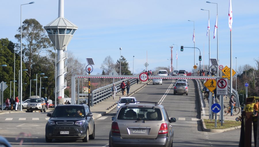 Camión derriba barrera en altura dispuesta en Puente Cau Cau en Valdivia