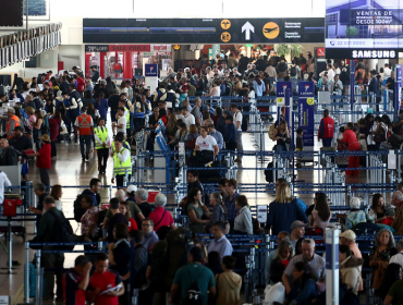 Falla en huincha transportadora de maletas genera caos en aeropuerto de Santiago