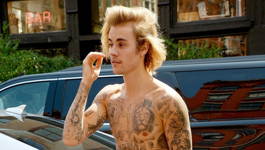 Justin Bieber se tatuó su rostro con delicada palabra