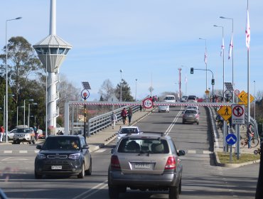 Camión derriba barrera en altura dispuesta en Puente Cau Cau en Valdivia