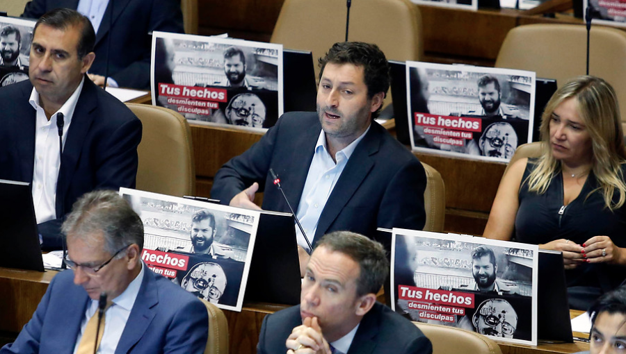Bancada UDI realizó funa a Gabriel Boric en la sala de la Cámara de Diputados