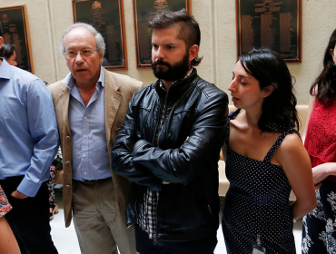 Frente Amplio blindó a Gabriel Boric y calificó de "exagerada" la reacción UDI