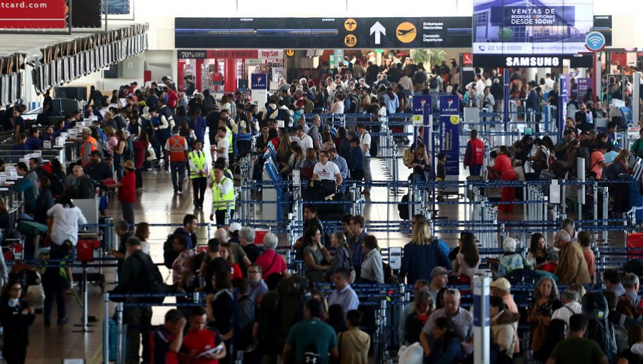 Falla en huincha transportadora de maletas genera caos en aeropuerto de Santiago