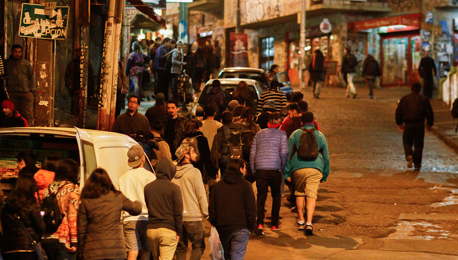 Comenzó a regir ordenanza que sanciona a quienes orinen o defequen en calles de Valparaíso