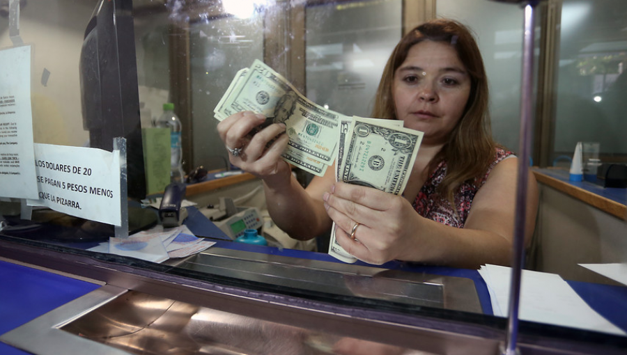 Dólar se desplomó más de $13 ante alza del cobre