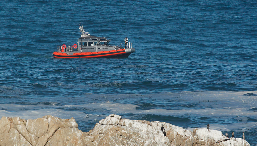 Arica: Armada sorprendió a barco peruano pescando en mar chileno