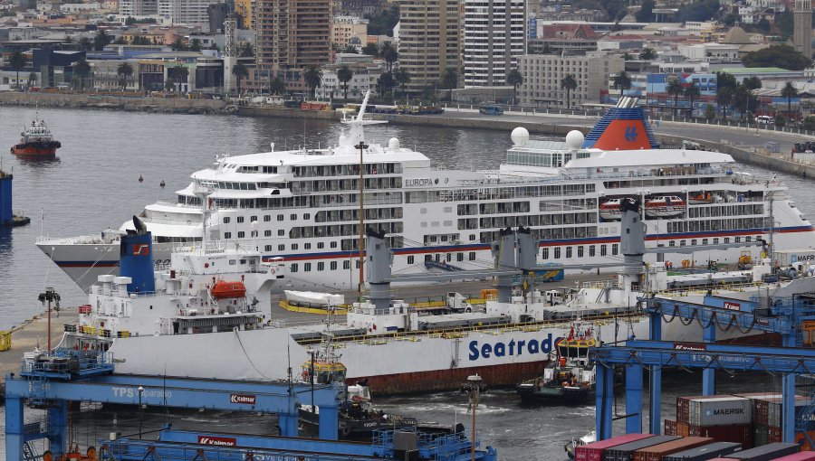 MS Europa marca el reinició de las atenciones a cruceros en puerto de Valparaíso