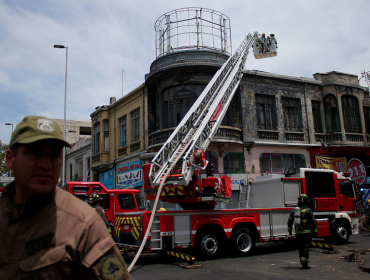 Bomberos controló incendio en antigua casona del centro de Santiago