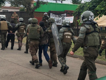 Tras 12 días de toma mapuche, policías desalojaron la Municipalidad de Ercilla