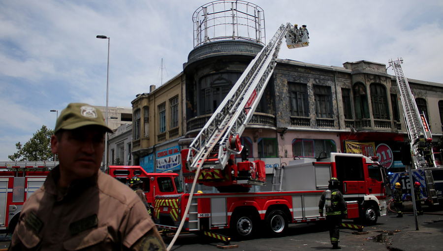 Bomberos controló incendio en antigua casona del centro de Santiago