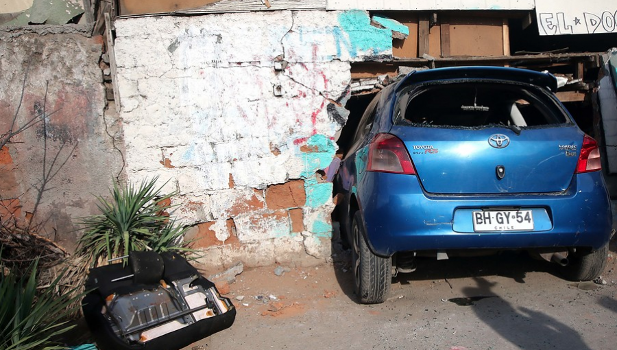 Automóvil protagonizó accidente y terminó incrustado en casa de Peñalolén