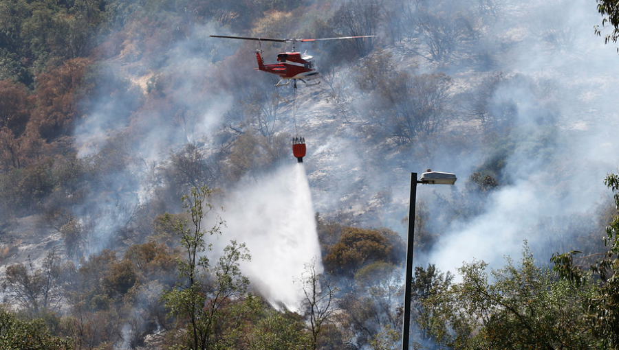 Cuatro de los 11 incendios forestales reportados en Chile se mantienen activos