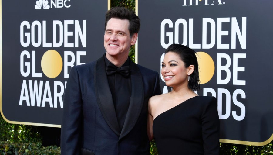 Jim Carrey deslumbra en los Globos de Oro junto a nueva pareja