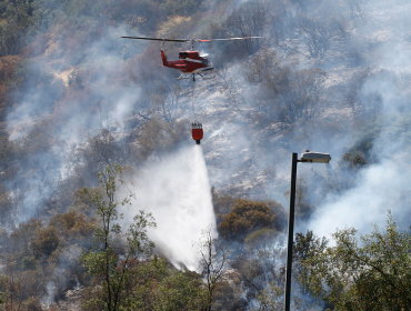 Cuatro de los 11 incendios forestales reportados en Chile se mantienen activos