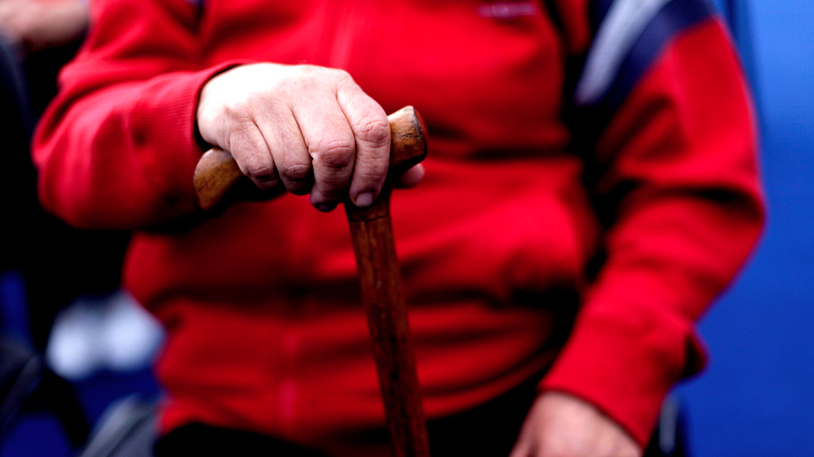 Delincuentes maniataron a mujer de 77 años mientras desvalijaban su casa en Las Condes