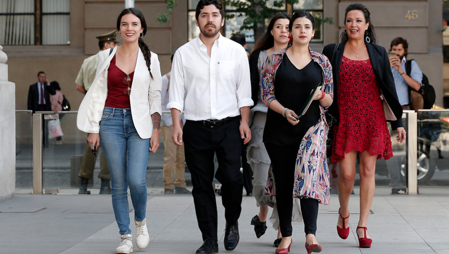 Parlamentarios de oposición acudieron a La Moneda a exigir la salida del ministro Chadwick