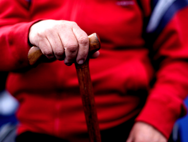 Delincuentes maniataron a mujer de 77 años mientras desvalijaban su casa en Las Condes