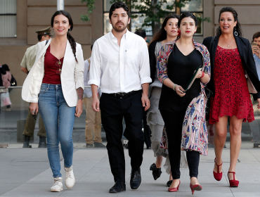 Parlamentarios de oposición acudieron a La Moneda a exigir la salida del ministro Chadwick