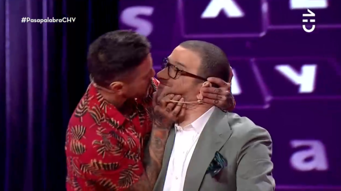Pascual Fernández sorprendió a Julián Elfenbein robándole un piquito en "Pasapalabra"