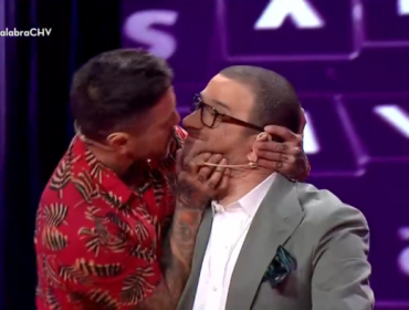 Pascual Fernández sorprendió a Julián Elfenbein robándole un piquito en "Pasapalabra"