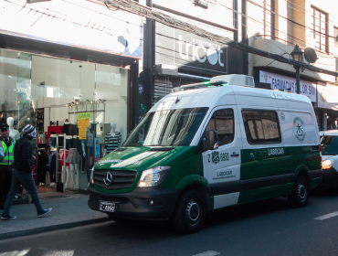 Clienta sorprende a guardia porteño grabándola con celular adosado a sus pies: fue detenido