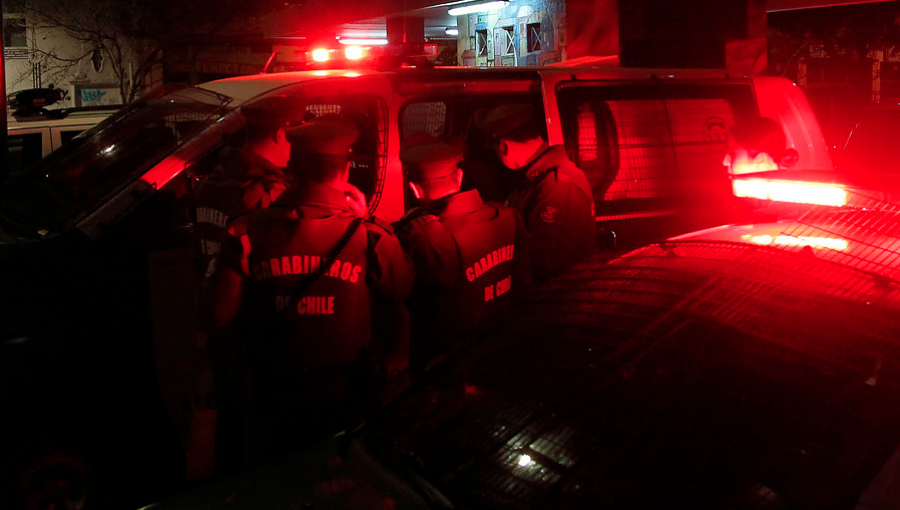 Violento portonazo en Santiago: Delincuentes balearon a conductor y golpearon a su acompañante