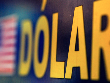 Precio del dólar cae y registra su precio más bajo en un mes