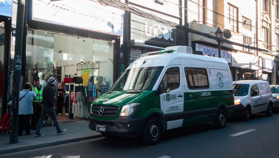 Clienta sorprende a guardia porteño grabándola con celular adosado a sus pies: fue detenido