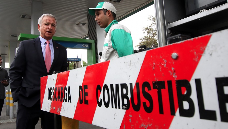 "Son todos ladrones": Taxista increpó al ministro Larraín durante actividad en Quinta Normal