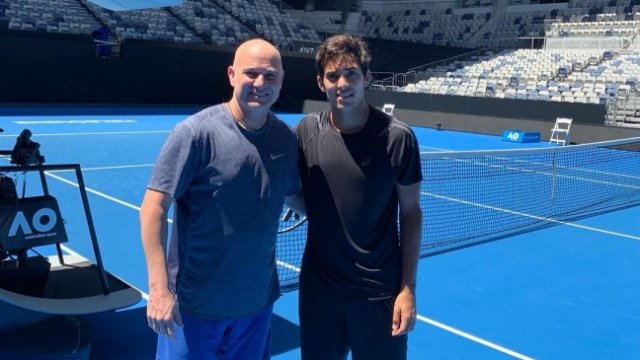 Christian Garín prepara el Abierto de Australia entrenando con Andre Agassi