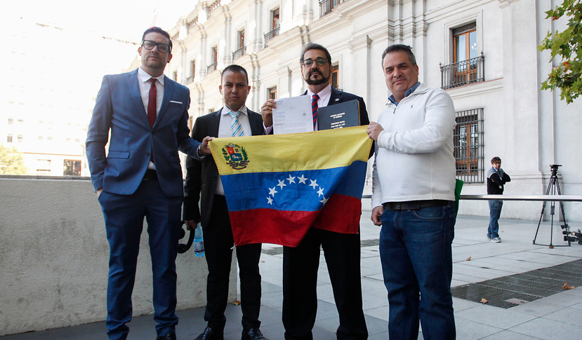 Venezolanos en Chile entregaron carta en La Moneda donde rechazan el gobierno de Maduro