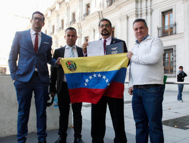 Venezolanos en Chile entregaron carta en La Moneda donde rechazan el gobierno de Maduro