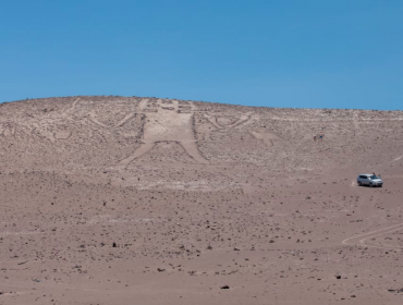 Cuando abordaban el avión, detuvieron a turistas europeos que dañaron el "Gigante de Tarapacá"