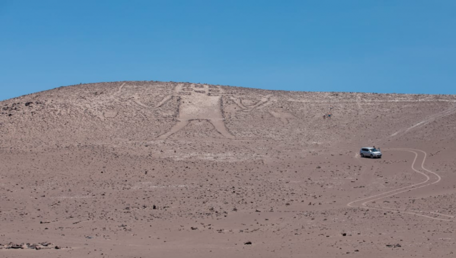 Cuando abordaban el avión, detuvieron a turistas europeos que dañaron el "Gigante de Tarapacá"