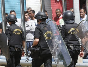 Dos gendarmes están graves luego que reos les lanzaran cloro al rostro en Talca