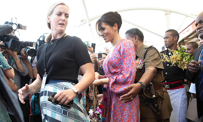 En medio de renuncia de su guardaespaldas, Meghan Markle deslumbra con avanzado estado de embarazo
