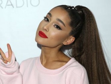 Ariana Grande sorprende a sus fanáticos tatuándose conocido pokemón