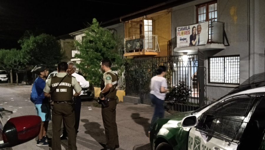 Encapuchados lanzaron botellas con pintura a sede de Camila Flores en San Felipe