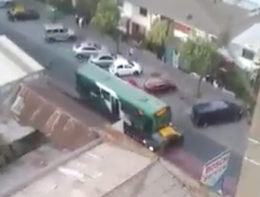 Bus del Transantiago arrastró a taxi por varias cuadras en el centro de Santiago