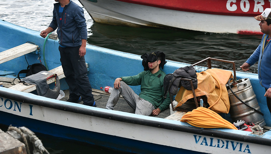 Pescadores de Valdivia denuncian a Carabineros de disparar balines de goma a sus rostros