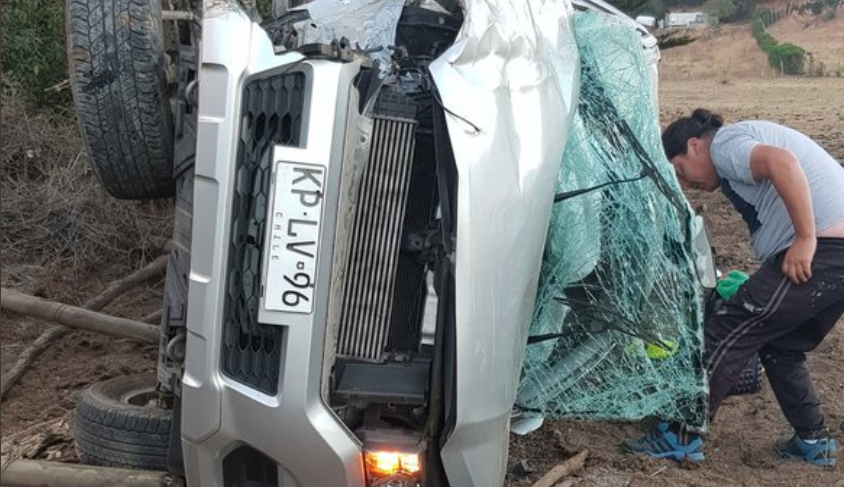 Vehículos cayeron a un barranco de 5 metros tras colisionar en ruta Quintero - Concón