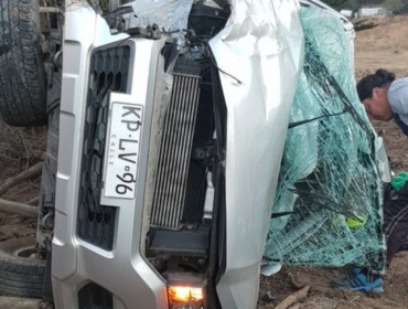 Vehículos cayeron a un barranco de 5 metros tras colisionar en ruta Quintero - Concón