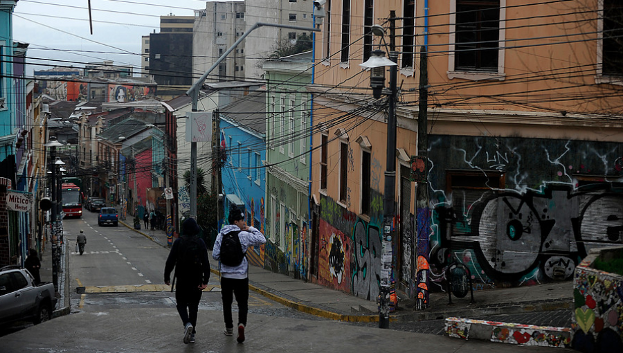 Primera sanción: Inspector municipal sorprendió a sujeto orinando en calle de Valparaíso