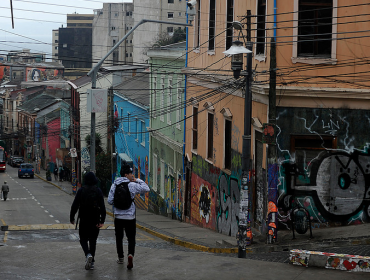 Primera sanción: Inspector municipal sorprendió a sujeto orinando en calle de Valparaíso