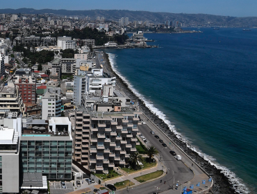 Carabineros sorprende a ambulantes vendiendo mojitos en pleno borde costero de Viña del Mar