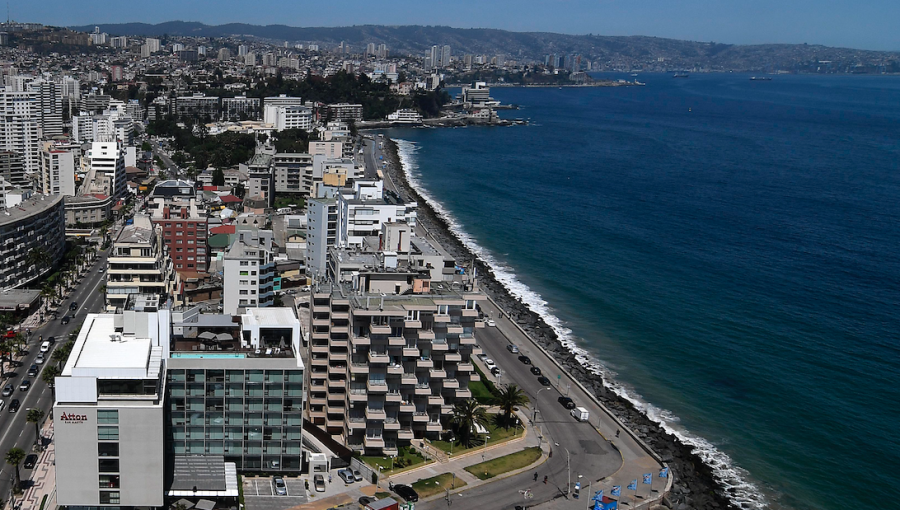 Carabineros sorprende a ambulantes vendiendo mojitos en pleno borde costero de Viña del Mar