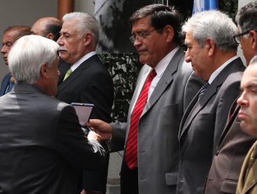 Piñera condecoró a veteranos de Carabineros por conflicto del Beagle