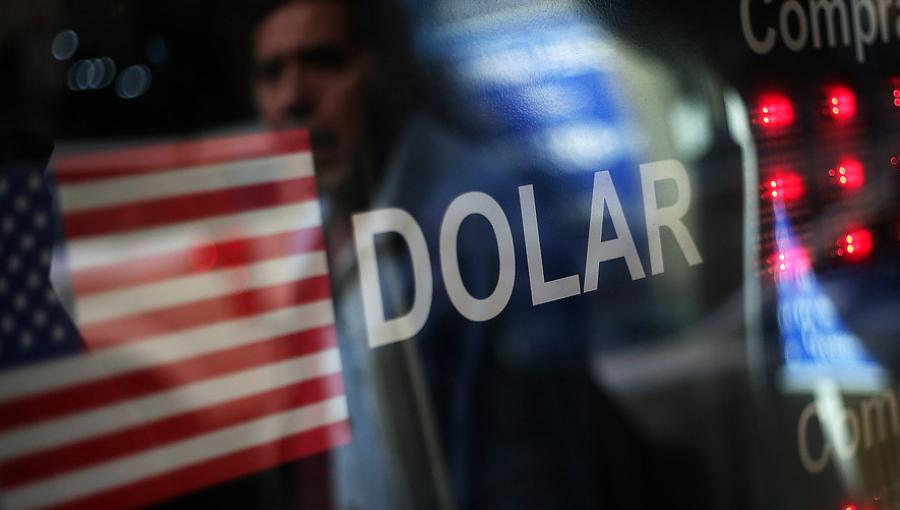 Dólar abre la semana al alza frente a la fuerte caída en el precio del cobre