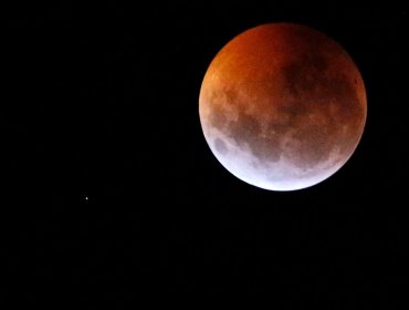 Revisa imágenes del triple fenómeno lunar: "Superluna", "Luna de sangre" y eclipse